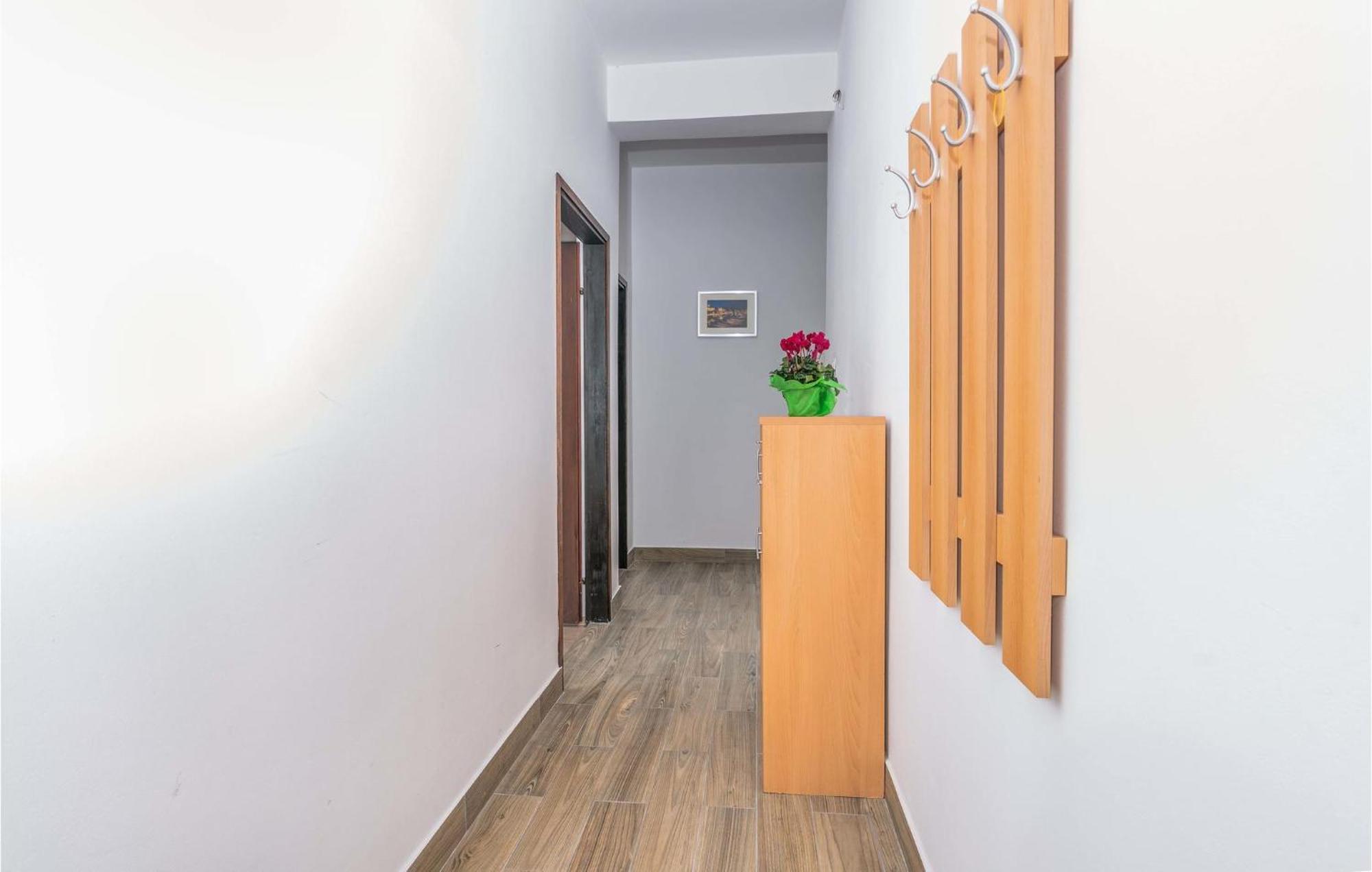 Gorgeous Apartment In Krk With Kitchen คิร์ก ภายนอก รูปภาพ